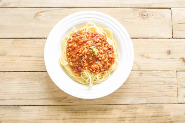 Espaguete e molho vermelho em um prato branco . — Fotografia de Stock