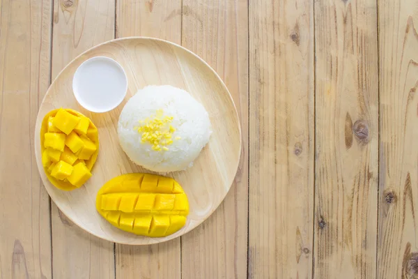 Mango lepkavá rýže na štítku na dřevěný stůl. — Stock fotografie