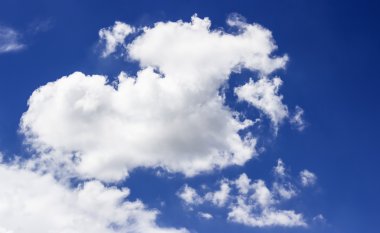 Beyaz bulutlar gökyüzü öğleden sonra karşı.