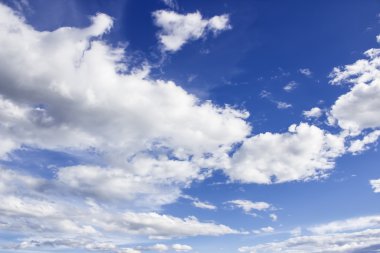 Gökyüzüne kadar neredeyse beyaz bulutlar kaplı.