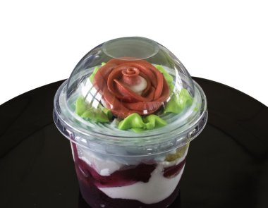 Beyaz arka plan üzerinde izole pastel renkli cupcake