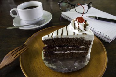 Bir kahve ve cüzdan ile lezzetli bir pasta.