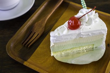 Bir kahve ve cüzdan ile lezzetli bir pasta.