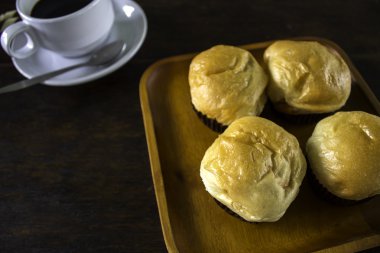 Ekmek ekmek ve bir tabak içinde siyah kahve.