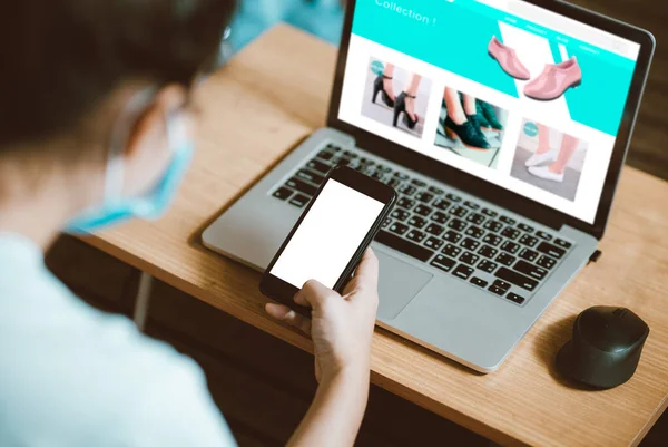 Asyalı kadın akıllı telefondan Coronavirus virüsünü durdurmak için internetten alışveriş yapıyor (covid-19 virüs)