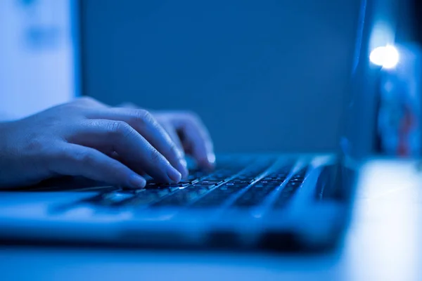 Mão Homem Usando Computador Portátil Para Hackear Roubar Dados Noite — Fotografia de Stock