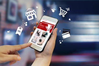 Genç kadınlar internet üzerinden akıllı telefondan alışveriş yapıyorlar.