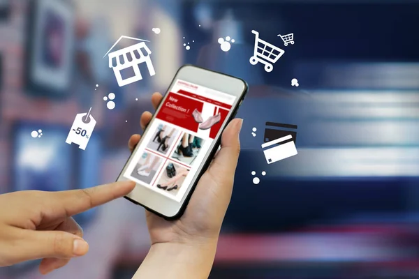 Genç kadınlar internet üzerinden akıllı telefondan alışveriş yapıyorlar.