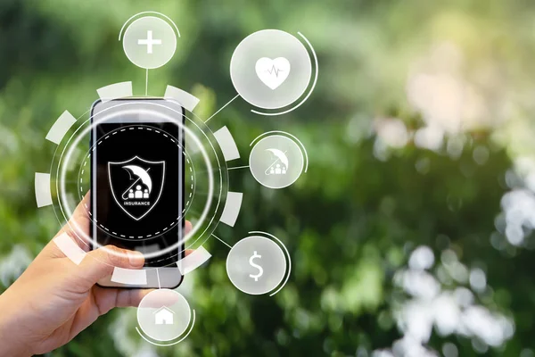 Seçilmiş sigorta teknolojisi (Insurtech) için el ele tutuşan akıllı telefon. Sigorta konsepti.