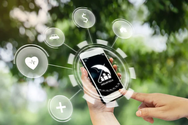 Seçilmiş sigorta teknolojisi (Insurtech) için el ele tutuşan akıllı telefon. Sigorta konsepti.