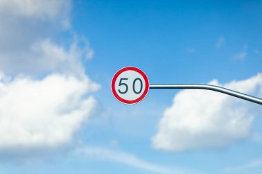 Gökyüzü arkaplanlı trafik trafik işareti hız sınırı