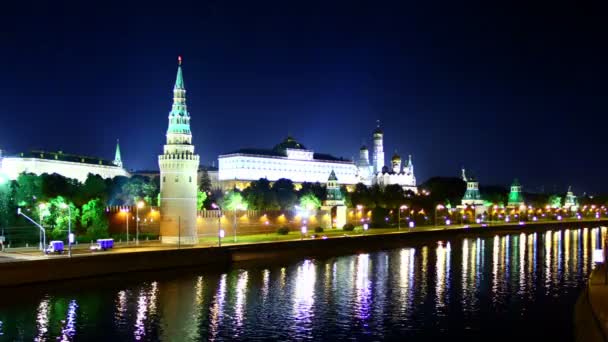 Vista nocturna del Kremlin y el río Moskva . — Vídeos de Stock