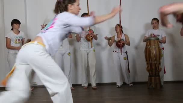 Pessoas que praticam capoeira — Vídeo de Stock