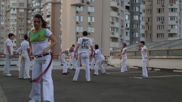 Personas que practican capoeira — Vídeo de stock