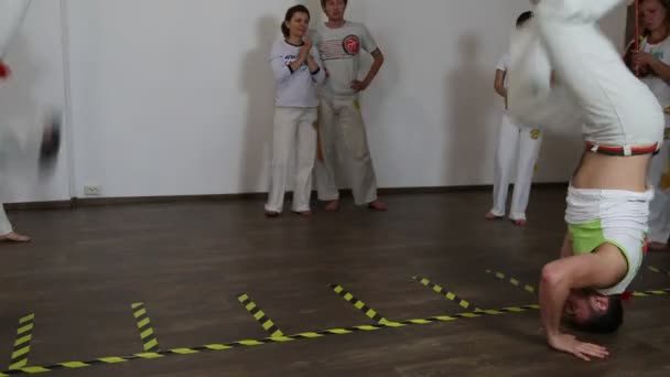Pessoas que praticam capoeira — Vídeo de Stock