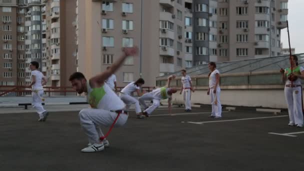 Emberek gyakorló capoeira — Stock videók