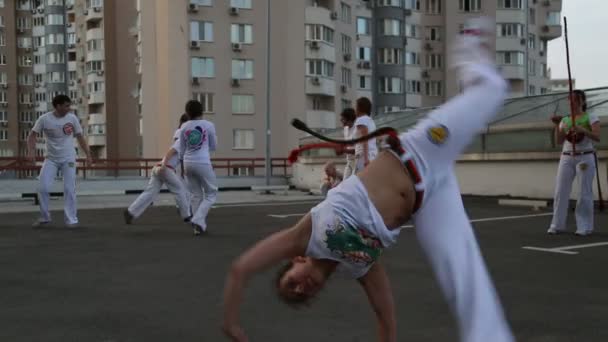 Personas que practican capoeira — Vídeo de stock