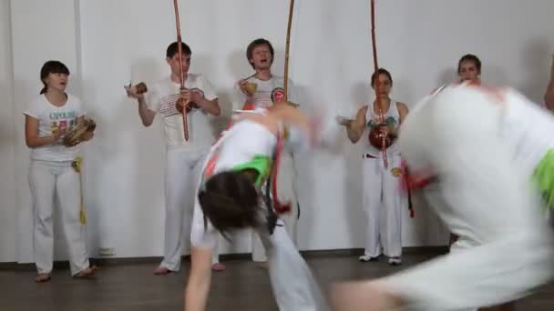 Mensen die Capoeira beoefenen — Stockvideo