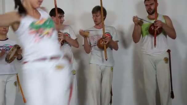 Menschen praktizieren Capoeira — Stockvideo