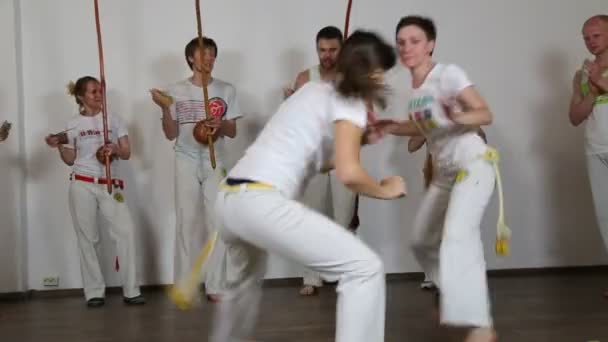 Personas que practican capoeira — Vídeos de Stock