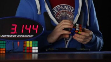 adam rubiks küp çözme
