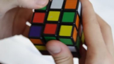 adam rubiks küp çözme