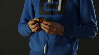 adam rubiks küp çözme
