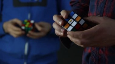 Erkekler rubiks küpleri çözme