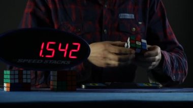 adam rubiks küp çözme