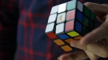 adam rubiks küp çözme