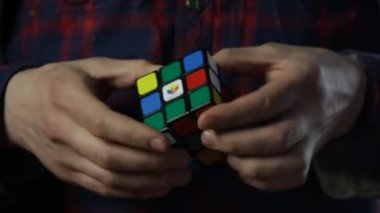adam rubiks küp çözme