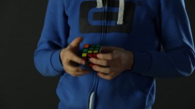 adam rubiks küp çözme