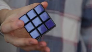 adam rubiks küp çözme