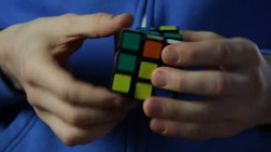 adam rubiks küp çözme