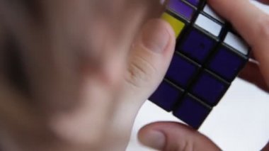 adam rubiks küp çözme