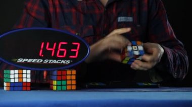 adam rubiks küp çözme