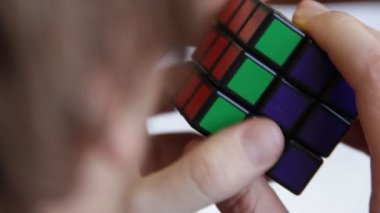 adam rubiks küp çözme
