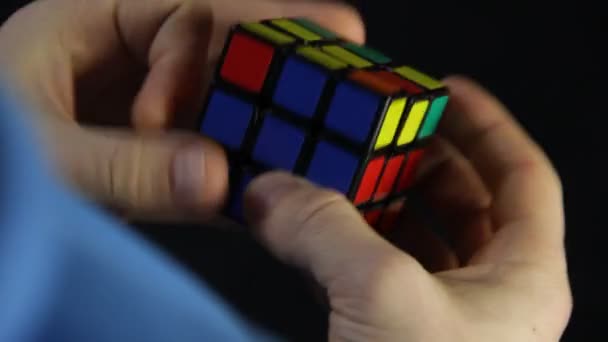 Mann löst Rubiks Würfel — Stockvideo