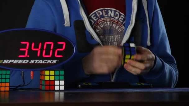 Человек, решающий кубики Рубика — стоковое видео