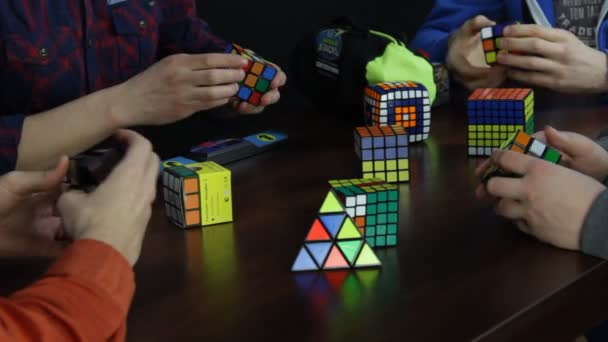 Männer lösen Rubiks Würfel — Stockvideo