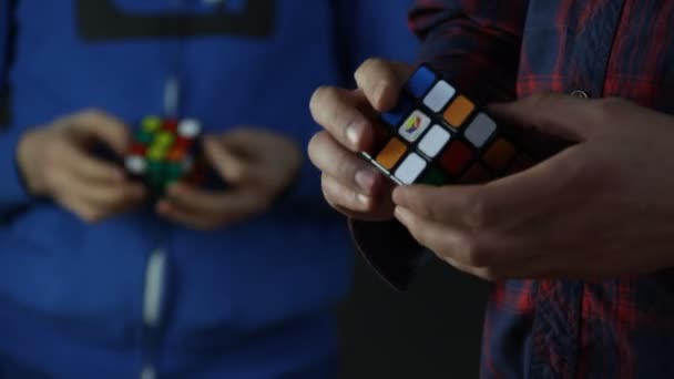 Hombres resolviendo cubos de Rubiks — Vídeos de Stock