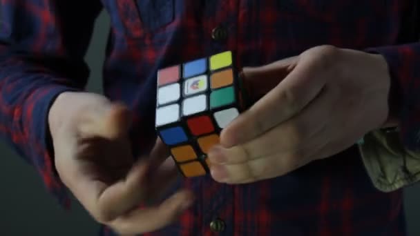 Uomo risolvere rubiks cubo — Video Stock