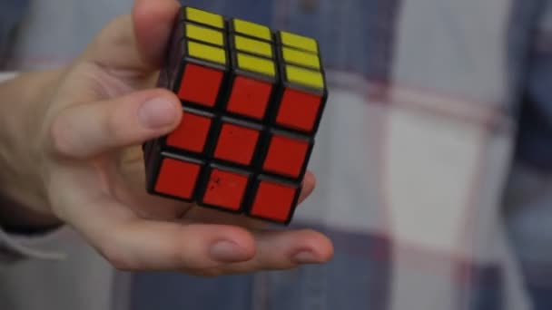 Hombre resolviendo cubo de rubiks — Vídeos de Stock