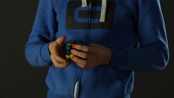 Hombre resolviendo cubo de rubiks — Vídeos de Stock