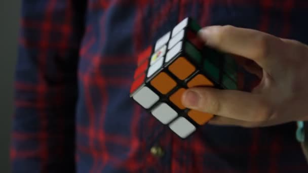 Man solving rubiks cube — Stock Video