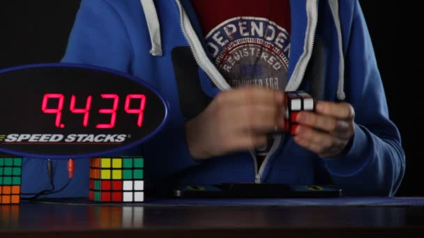 Człowiek rozwiązywania Rubiks Cube — Wideo stockowe