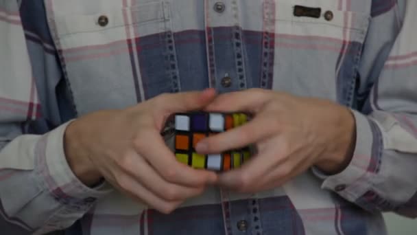 Man solving rubiks cube — Stock Video