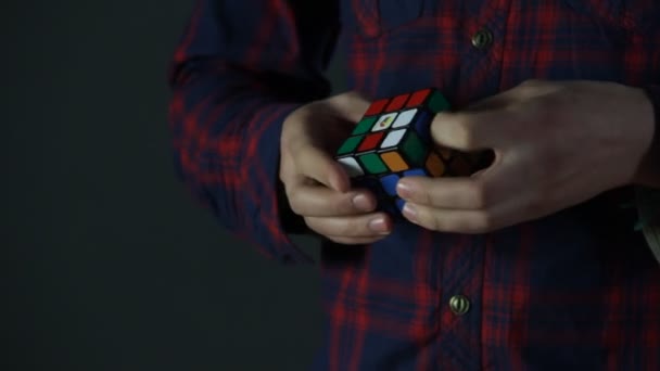 Hombre resolviendo cubo de rubiks — Vídeos de Stock