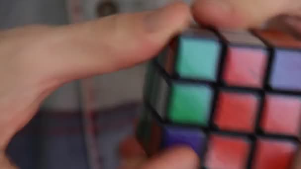 Человек, решающий кубики Рубика — стоковое видео