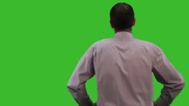 Portret van zakenman met gekruiste handen op borst — Stockvideo